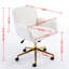 Fauteuil de bureau à assise large rose, piètement en métal doré, pour un environnement d'étude productif et respirant.