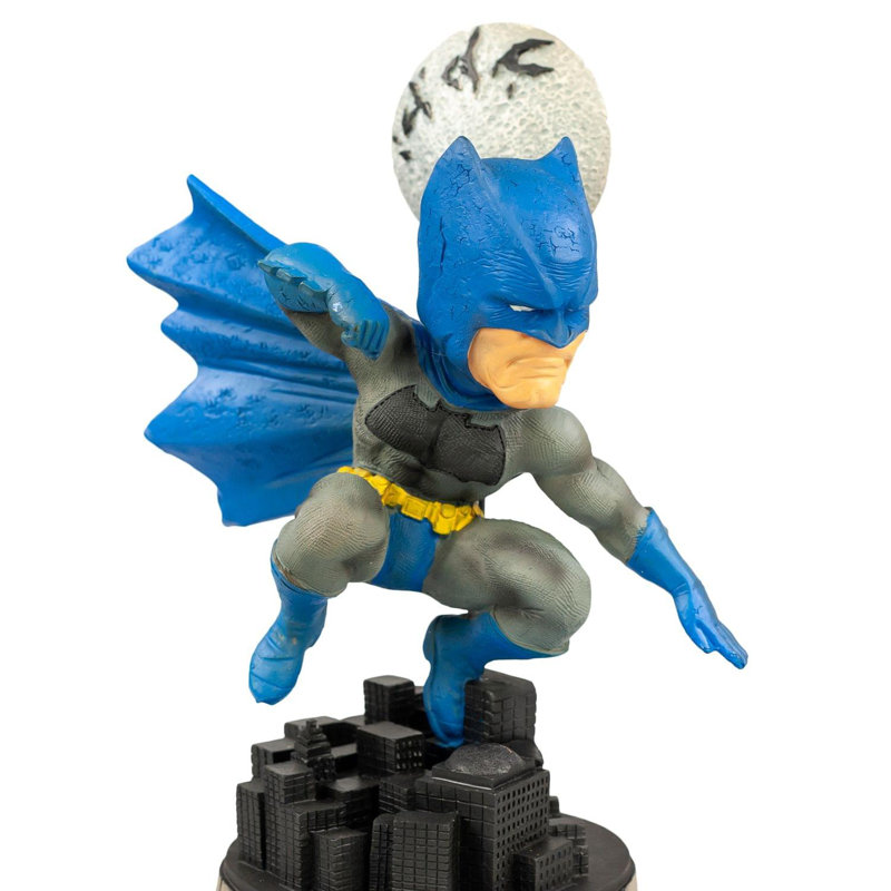 Tête de bélier exclusive Batman | Présente la pose de super-héros de Batman | Conception en résine de 8 po