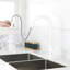 Robinet de cuisine moderne en acier inoxydable blanc, douchette extractible pour plus de commodité, buse rotative à 360 °, deux réglages de débit d'eau, acier blanc à poignée simple, travail polyvalent, options de sortie,
