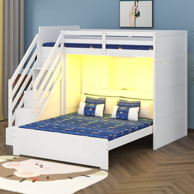 Lit superposé simple au dessus d'un lit double avec station de charge et lumières DEL, lit superposé en bois massif avec tablettes, escaliers et garde-robe