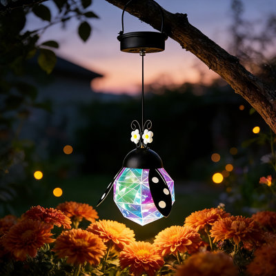 Lanterne solaire suspendue de 38 cm (15 pouces) en forme de luciole avec corps en cristal prismatique multicolore – Lampe coccinelle DEL étanche pour l'extérieur, idéale pour décorer les arbres, les porches, les terrasses, l'Halloween et Noël. Un cadeau de jardinage original !