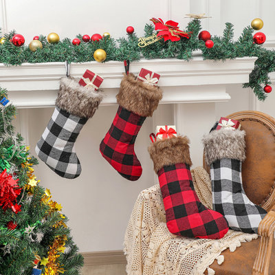 Chaussette de Noël 19 po en tissu écossais avec manchette en fausse fourrure, 4 paquets de bas de Noël pour foyer de fenêtre, arbre de Noël, mur, 2 * noir et blanc + 2 * rouge et noir