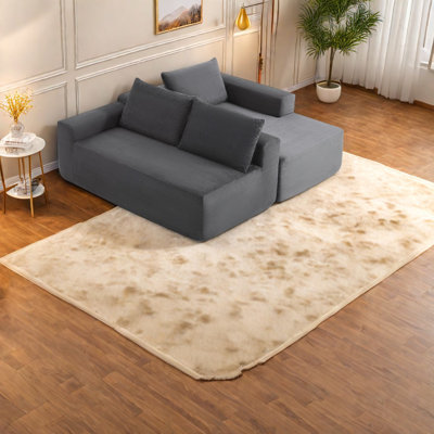 Canapé modulaire spacieux avec assise profonde, velours côtelé gris, salon