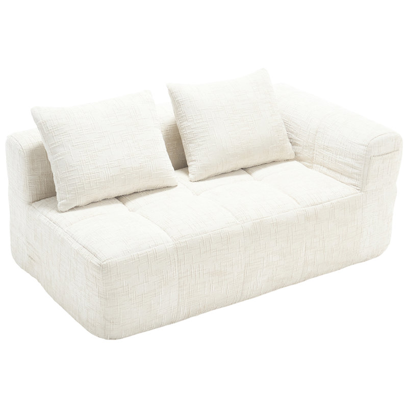 Un canapé en chenille beige, un tissu amélioré et une éponge à haute élasticité, créent un canapé-lit à atmosphère chaleureuse, une assise spacieuse et froissée, idéale pour les petits espaces