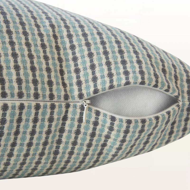 Coussin Curlew au fini bleu clair et gris avec motif à pois classique, H 17,75 po x l 17,75 po x P 5,79 po