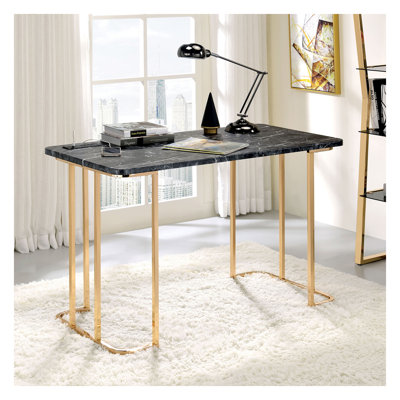 Bureau d'ordinateur contemporain à plateau en faux marbre avec ports USB et prise de courant - poste de travail moderne doré / noir