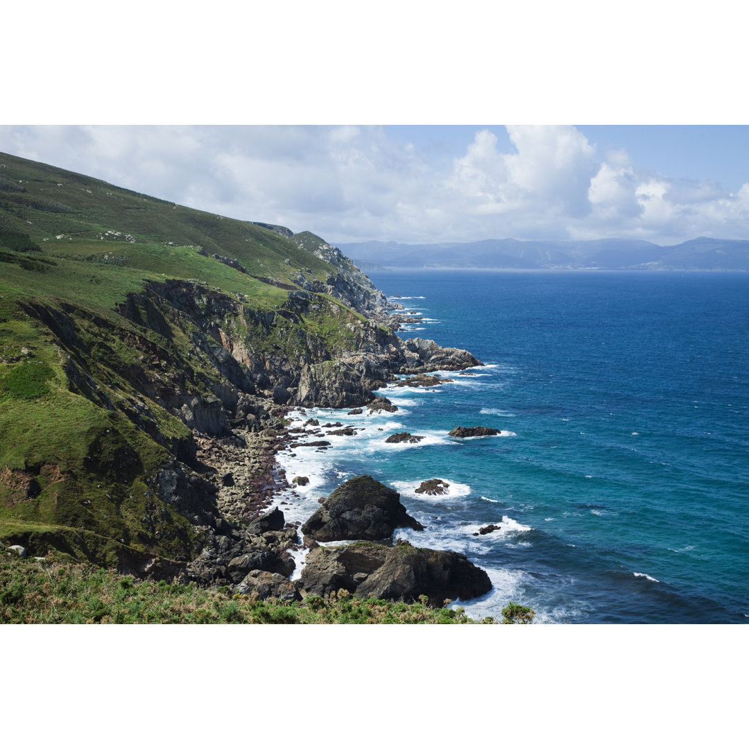 Klippe mit blauem Wasser - Leinwandbild