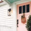 Applique murale d'extérieur classique avec prise GFCI intégrée 1 lumière-476080799-476080796