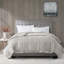 Couverture légère en duvet synthétique avec garniture en satin gris très grand-119424588-119424583
