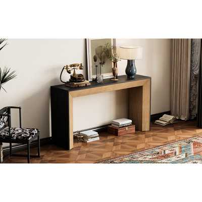 Console avec foyer invitant - fonctionnelle dans divers environnements, ce meuble en placage de bois fin est polyvalent et élégant pour une surface de qualité.