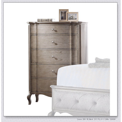 Commode Chelmsford à finition taupe antique avec cinq tiroirs spacieux et des pieds courbés élégants, parfaits pour les intérieurs classiques et modernes.