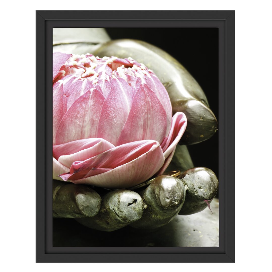 Gerahmtes Wandbild Lotus auf der Hand eines Buddhas