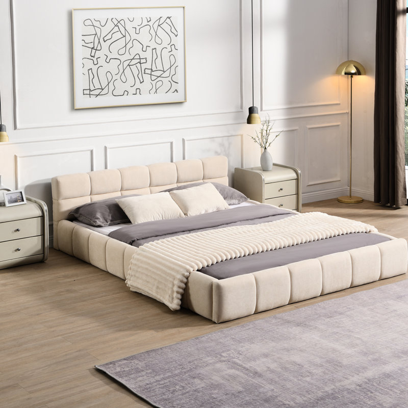 Grand lit en chenille beige avec tête de lit en damier pour un confort - Design de chambre à coucher confortable et contemporain