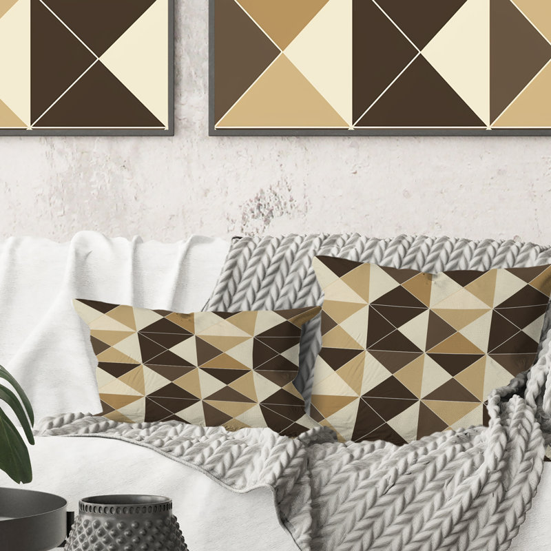 Coussin décoratif brun et beige à motif de triangles IV, H 16 po x l 16 po