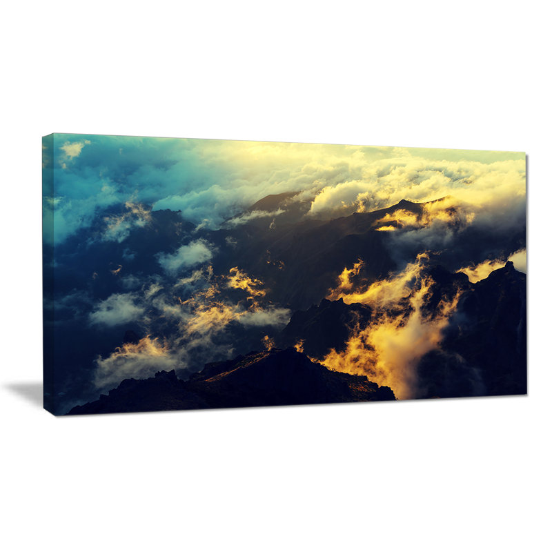 Coucher de soleil sur une colline au-dessus de nuages - reproduction de photo sur toile tendue, H 16 po x l 32 po x P 1 po