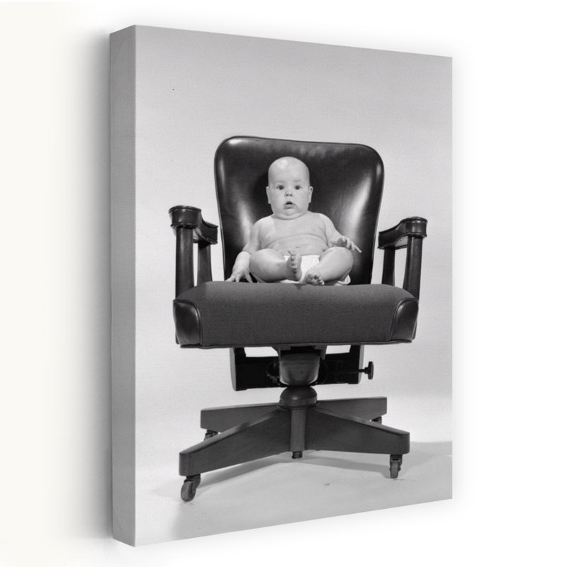 1960s, bébé assis dans un fauteuil de direction en regardant une caméra, art mural rétro, 24" H x 16" W