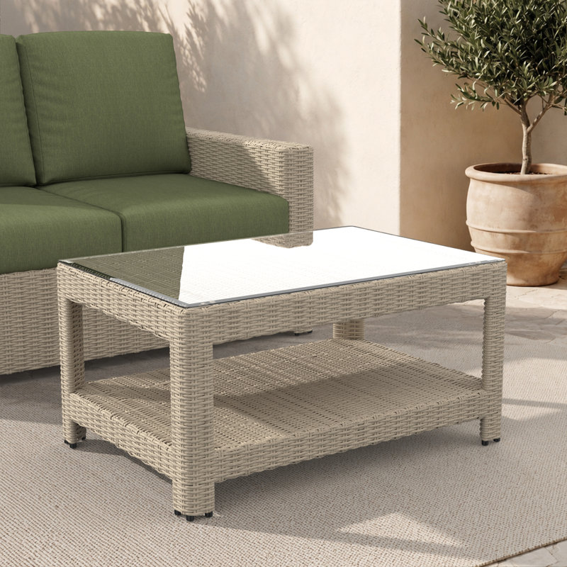 Table basse d'extérieur rectangulaire en osier avec plateau en verre et tablette Henri