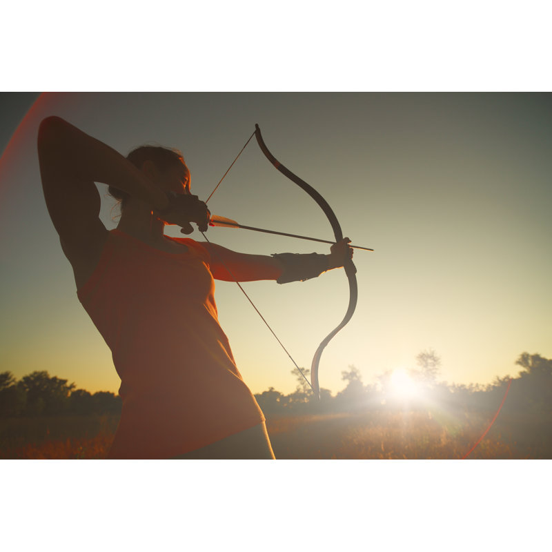 Archer femelle dans le champ au coucher du soleil par Mychkowsky, H 12 po x l 18 po