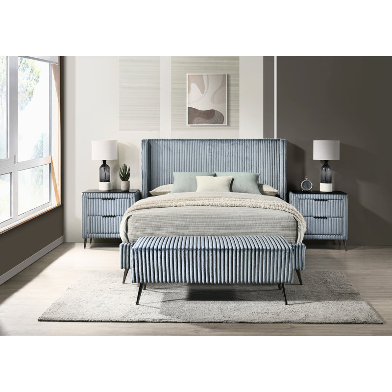 Élégante chambre en velours côtelé bleu pour grand lit: lit, 2 tables de chevet spacieuses et banc en tissu: