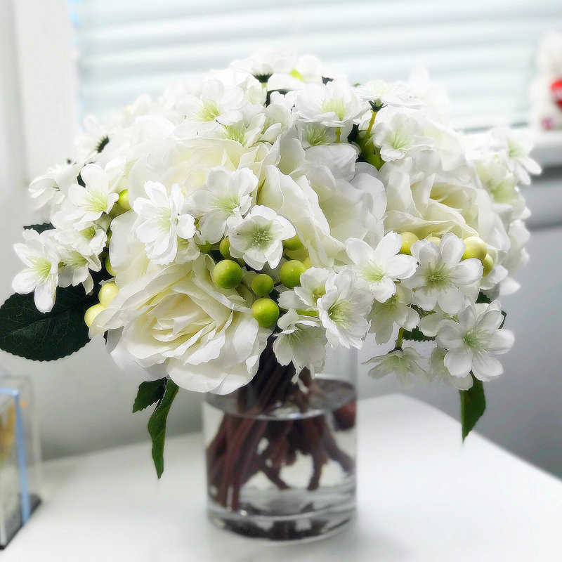 Agencement de rose et de fleurs mélangées en vase, Crème