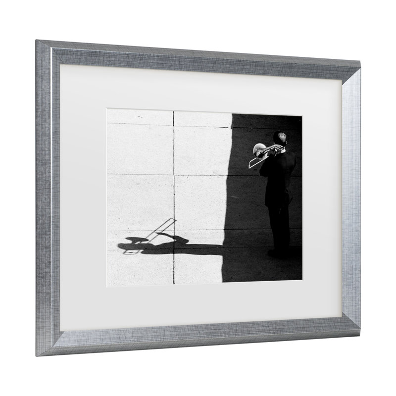 «Trombone Player» par Lars Hur - impression encadrée, Encadrement argenté, Blanc, H 19,5 po x l 23,5 po x P 0,75 po