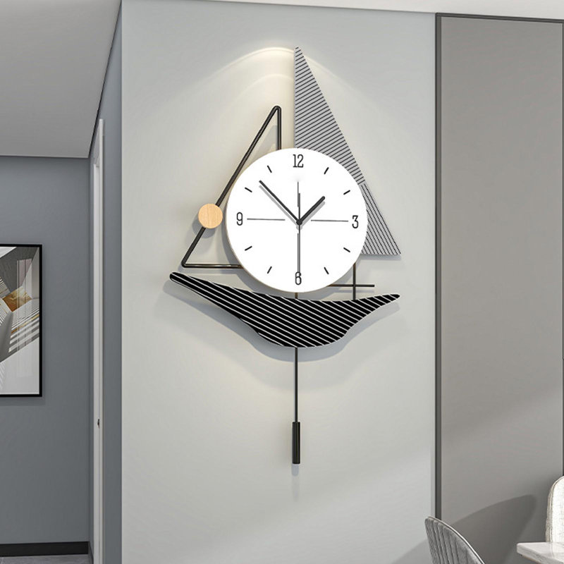 Horloge murale moderne et sobre en forme de voilier pour la décoration du salon et de la salle à manger.