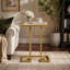 Table d'appoint moderne et glamour en forme de C avec dessus en verre trempé et structure en fer robuste, idéale pour le salon ou la chambre.