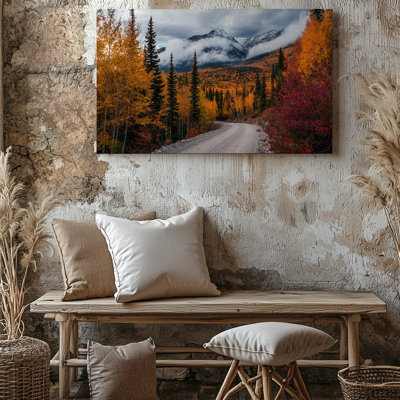 Toile, route sinueuse légèrement accidentée et gravée de gravier, art mural "Serpents à travers une forêt d'automne" encadrée d'arbres