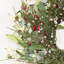 Décoration de Noël 24 po avec couronne de brindilles artificielles, feuilles de cyprès congelées, baies rouges