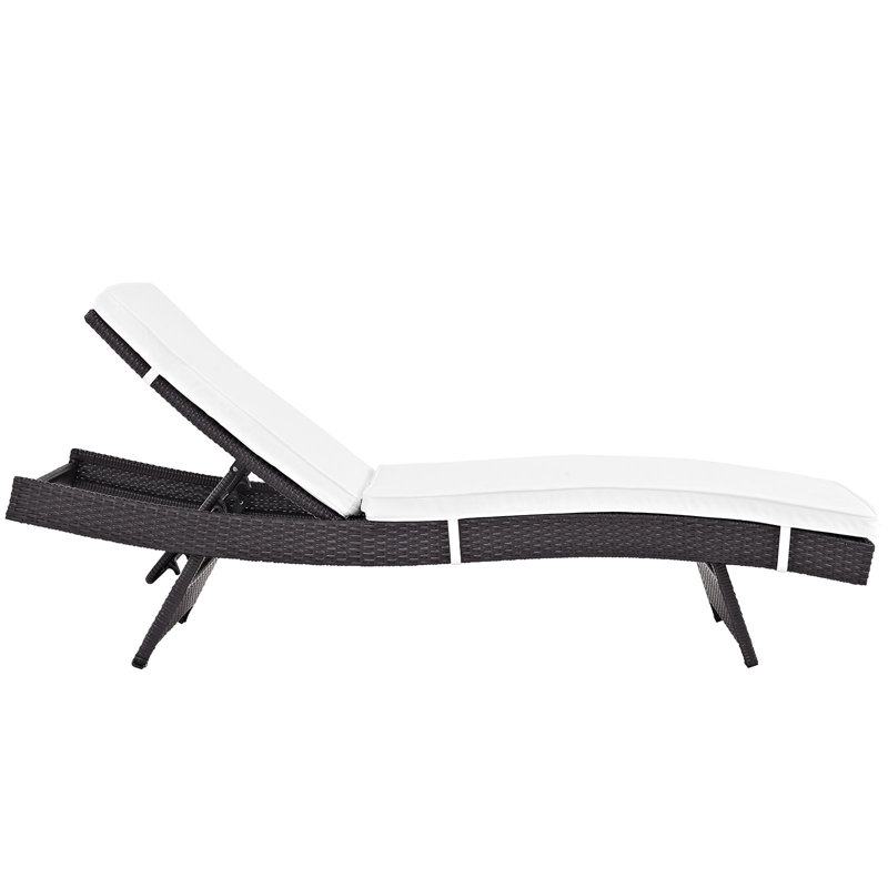Chaises longues d'extérieur Convene en osier et rotin espresso par Modway, Blanc