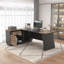 Bureau de direction en L avec portes d'armoire coulissantes à droite, panneau de prises de courant et tablier avant, tablettes de rangement pour dossiers, grand bureau d'ordinateur moderne pour bureau à domicile brun jaune-392986177-387928557