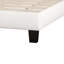 Lit plateforme tapissier avec tête de lit courbée et détails capitonnés-393837357