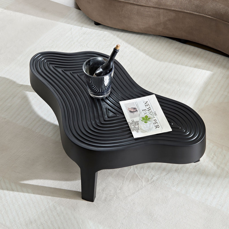 Table basse en fibre de verre en forme de nuage: conception en relief noir mat pour le salon ou appartement - pas d'assemblage de table centrale irrégulière