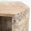 Table d'appoint en marbre rose naturel, variations de couleurs terreuses et forme hexagonale, convient aux espaces restreints veinant les tons, petites salles de bain