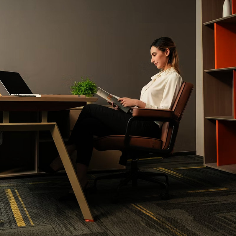 Chaise de bureau brune avec des caractéristiques ergonomiques pour le confort, une base en métal lourd, une stabilité maximale, une hauteur réglable et un assemblage rapide.