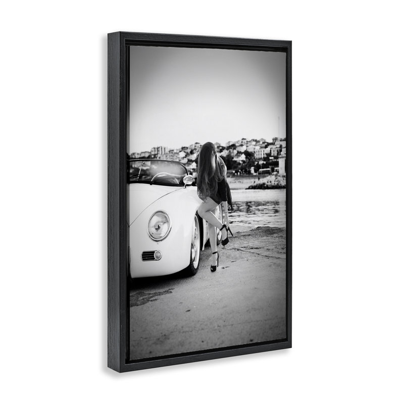 Femme chic chic en voiture, Cadre flottant noir de jais, H 25 po x l 17 po