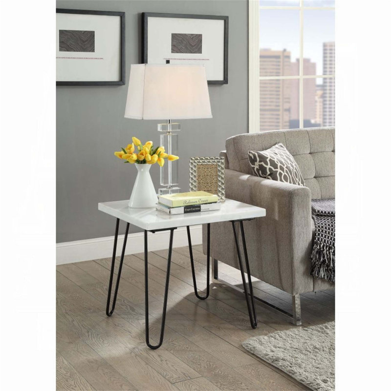Table de bout Modern Elegance en marbre blanc avec pieds à finition noire, parfaite pour le décor et la fonctionnalité d'un salon de luxe.