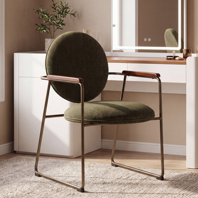 Chaise de maquillage moderne en tissu vert avec accoudoirs, dossier arrondi rembourré, structure en métal, idéale pour coiffeuse ou chambre à coucher.