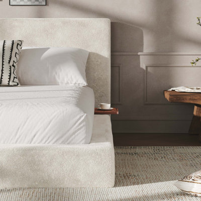 Cadre de lit avec table d'appoint coulissante ajustable et coussin rembourré en nuage