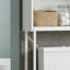 Armoire de rangement anti-basculement à trois niveaux pour la salle de bain, tablettes réglables blanches + tringle inférieure, une solution peu encombrante au-dessus de la toilette.