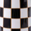 Vase en céramique à damier, élément décoratif graphique bicolore pour fleurs et verdure dans l'entrée, le salon et la salle de bain-377205834