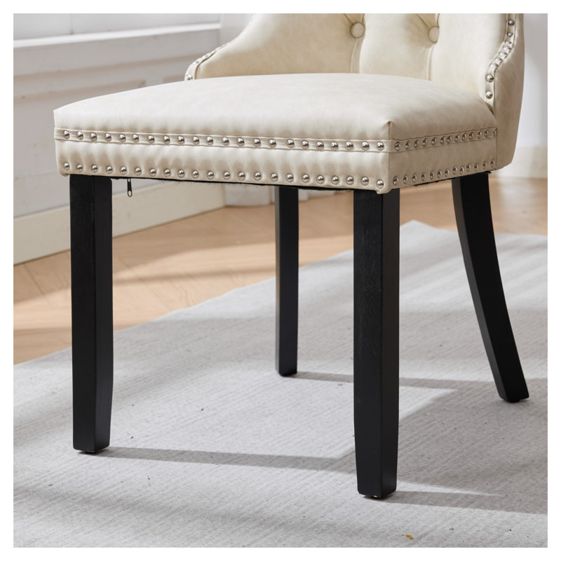 Ensemble de 2 chaises de salle à manger avec dossier capitonné, revêtement en similicuir effet peau de mouton vintage, garniture cloutée, structure en hévéa, beige