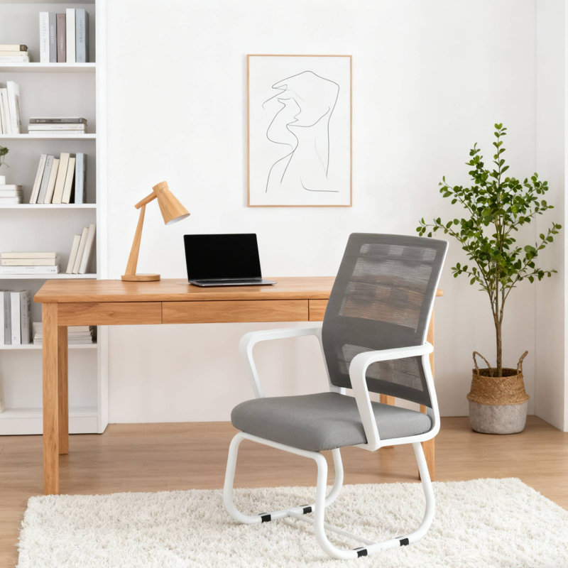 Une chaise de bureau élégante et confortable rehausse la concentration du bureau à domicile et la détente professionnelle