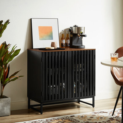 Armoire de rangement noire avec porte grillagée rayée et pieds en métal, style moderne pour l'organisation à la maison, structure spacieuse, design d'intérieur, intérieur
