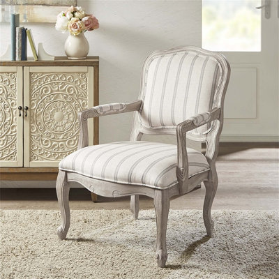 Charmant fauteuil d'appoint en bois exposé pour des espaces de vie élégants