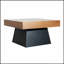 Table basse carrée moderne avec dessus et piètement en bois veiné, style ferme du milieu du siècle, idéale comme élément central de salon.