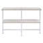 Table en chêne blanc avec tablette, rendant votre espace de vie plus fonctionnel et offrant un espace de rangement supplémentaire.