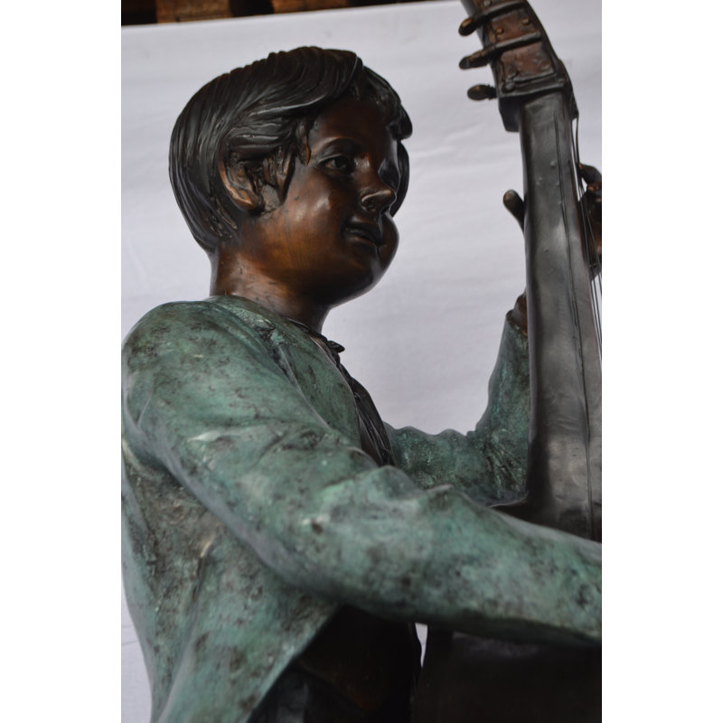 Grand garçon jouant du violoncelle en bronze - Dimensions: L 19 po x l 22 po x H 59 po.