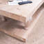Table basse rustique de style campagnard avec tablette spacieuse pour un décor de salon moderne