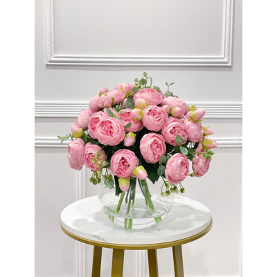 Arrangement de pivoines roses dans un vase